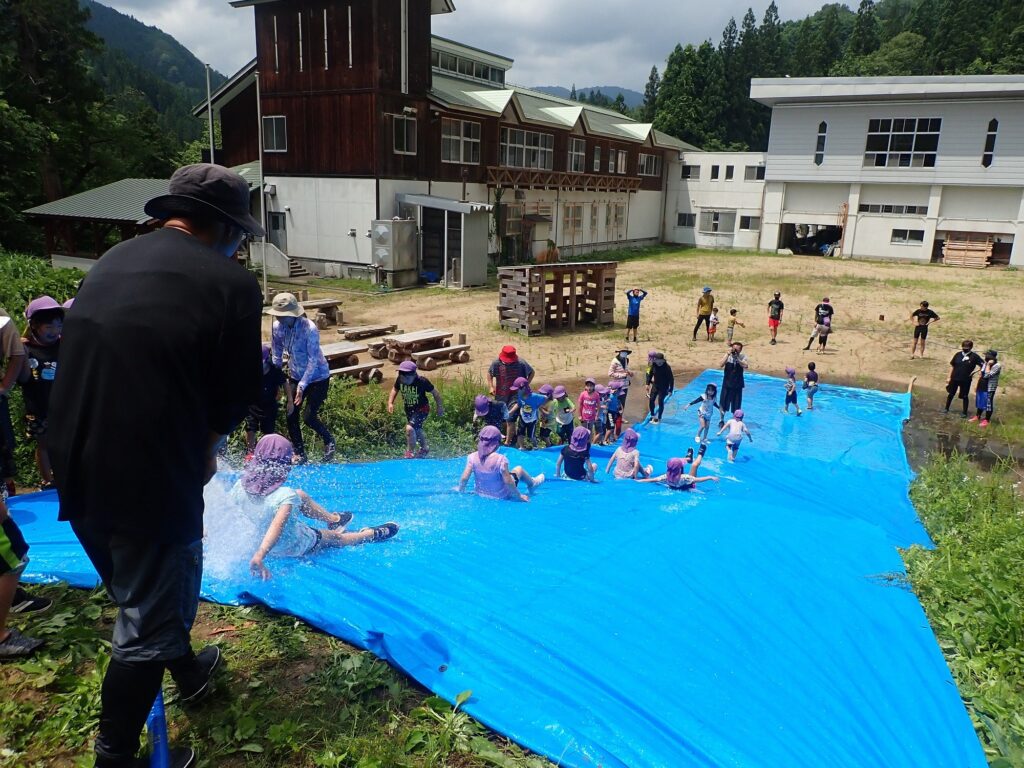 やまがた農泊体験塾 |「やまさぁーべ」の農泊体験 ~目指せ!水遊びマスター~ リバートレッキングにウォータースライダー! 水を遊びつくせ!